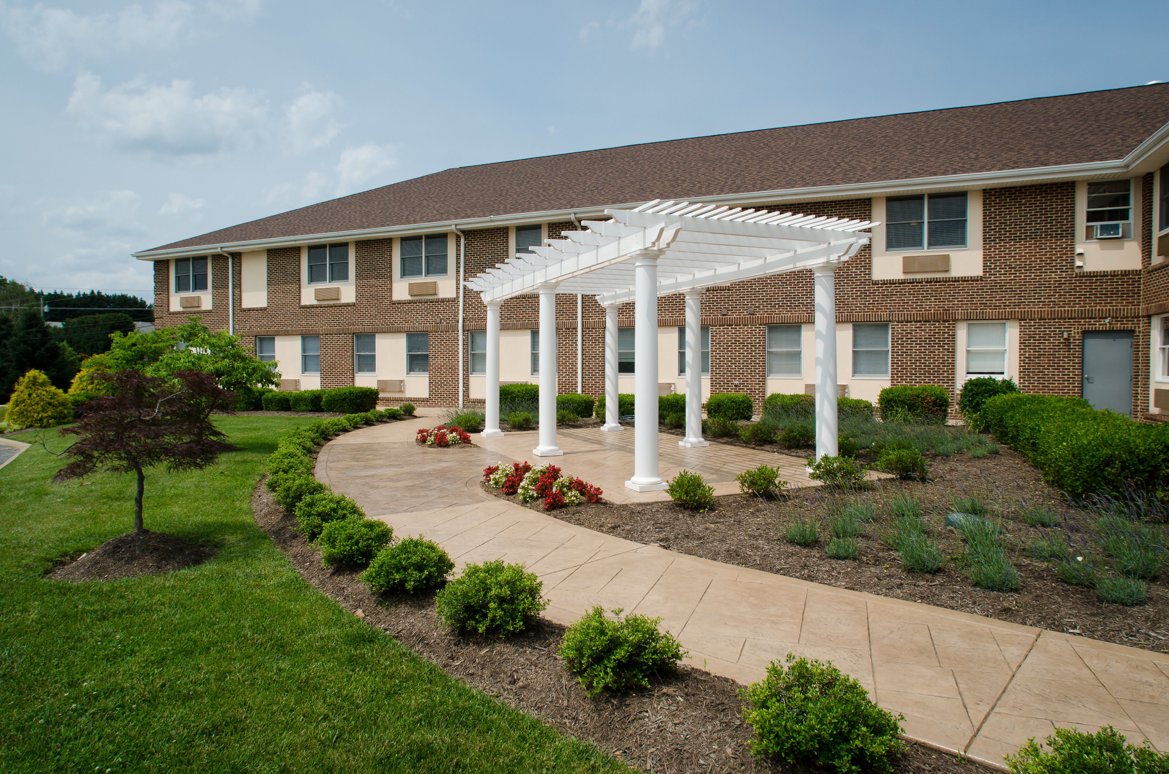 Commonwealth Senior Living at Front Royal outdoor common area